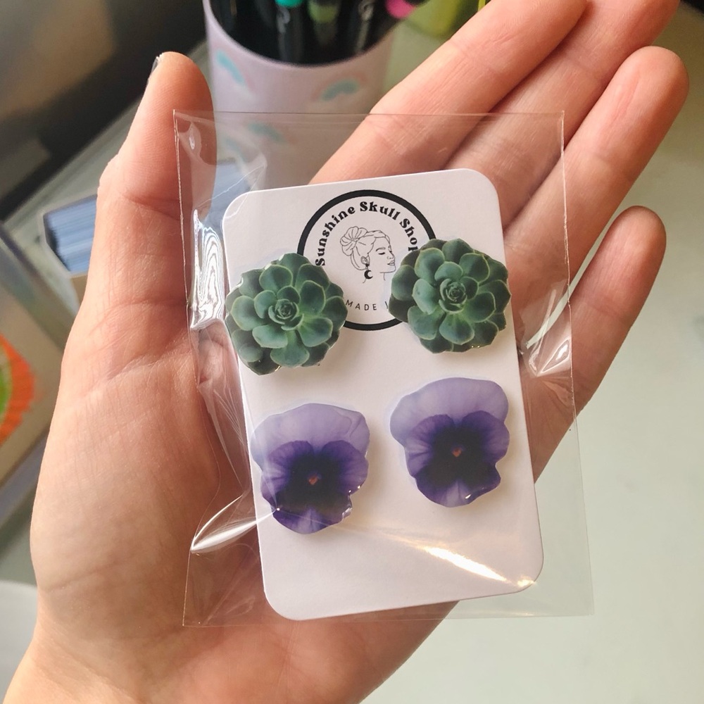 Plant stud earrings